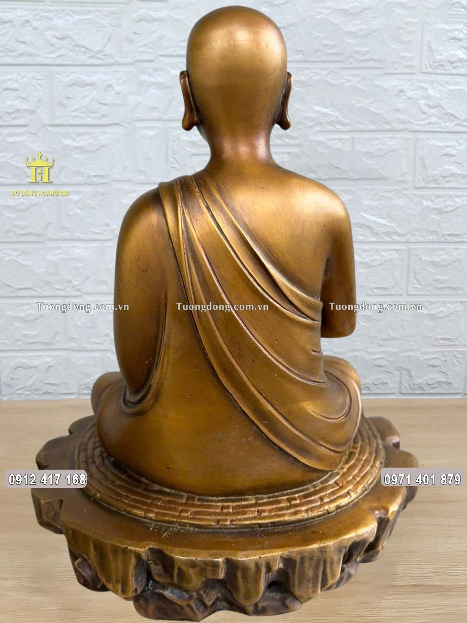 Hình ảnh phía sau của bức tượng Phật